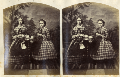 22359 Portret van Sara Johanna van Rheden (1850-1899) en Martha Maria Theodora van Ferney (1847-1919).